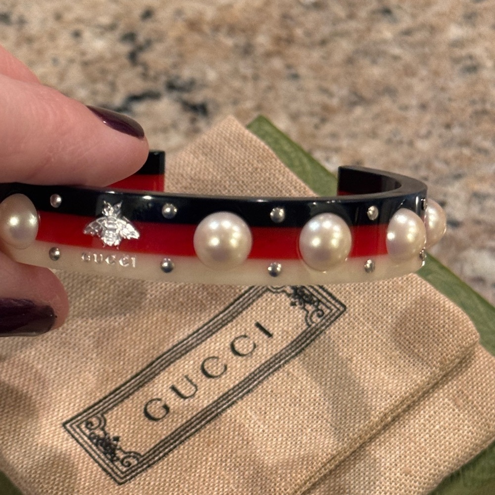*SOLD* Gucci Bee & Pearl Resin Cuff Size L - Picture 8 of 9